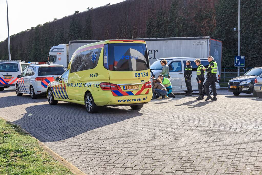 Bestuurder bekneld door eigen voertuig
