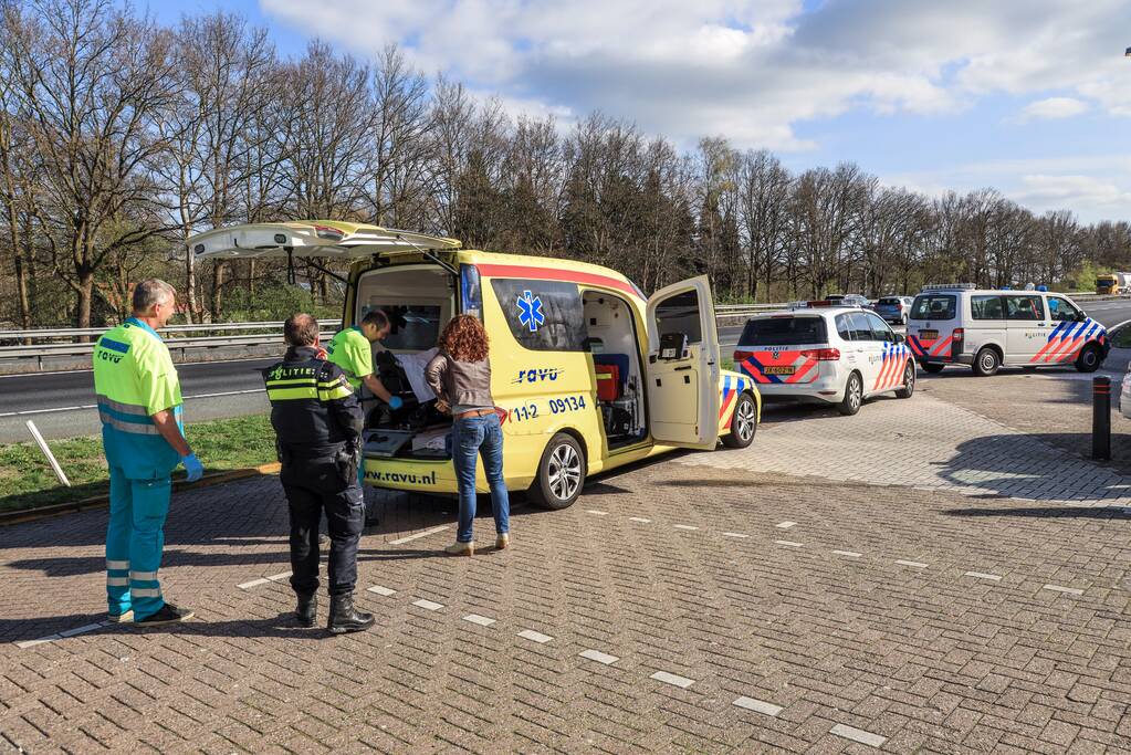 Bestuurder bekneld door eigen voertuig