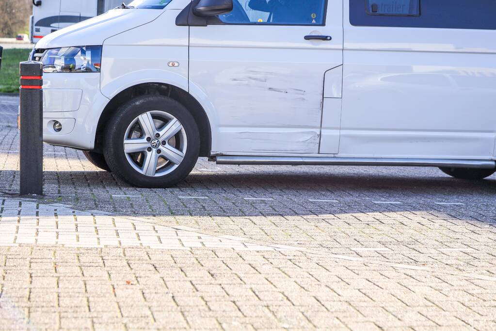 Bestuurder bekneld door eigen voertuig