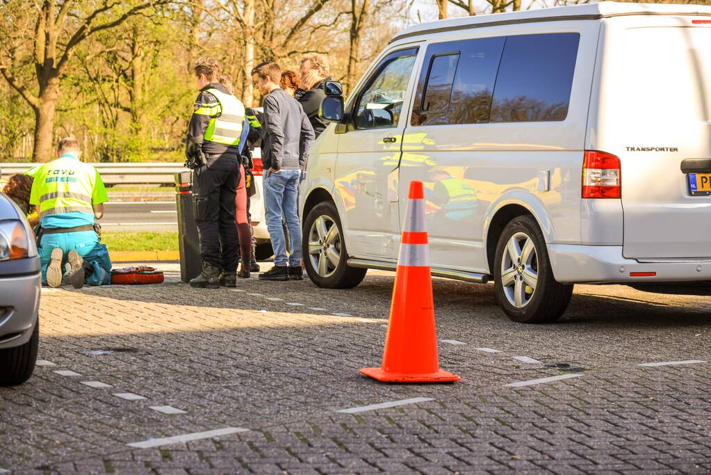 Bestuurder bekneld door eigen voertuig