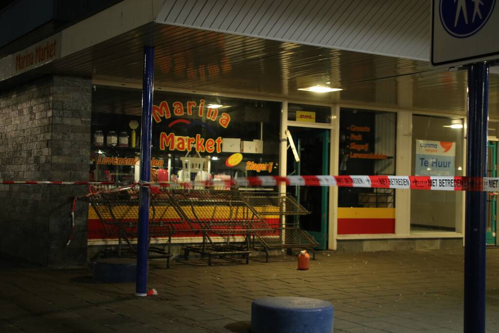 Drie aanhoudingen na poging brandstichting supermarkt, Operaplein