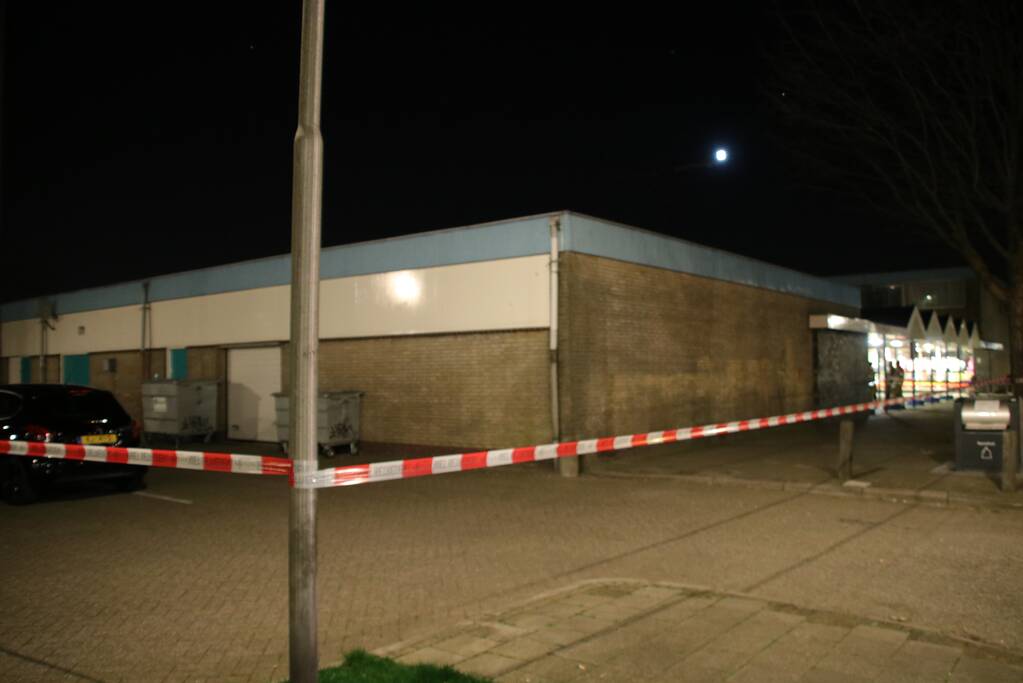 Drie aanhoudingen na poging brandstichting supermarkt, Operaplein