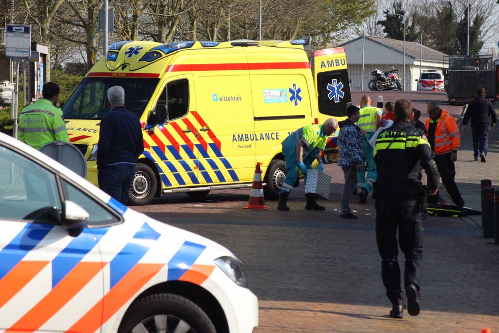 Fietser zwaargewond na botsing met aanhanger