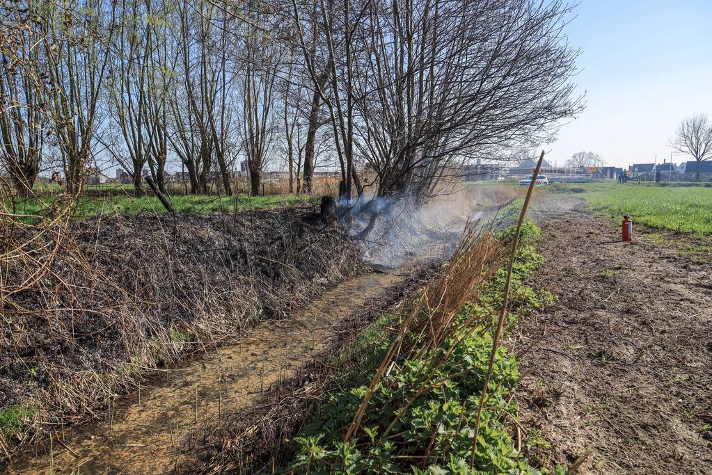 Jongeman gewond bij bermbrand