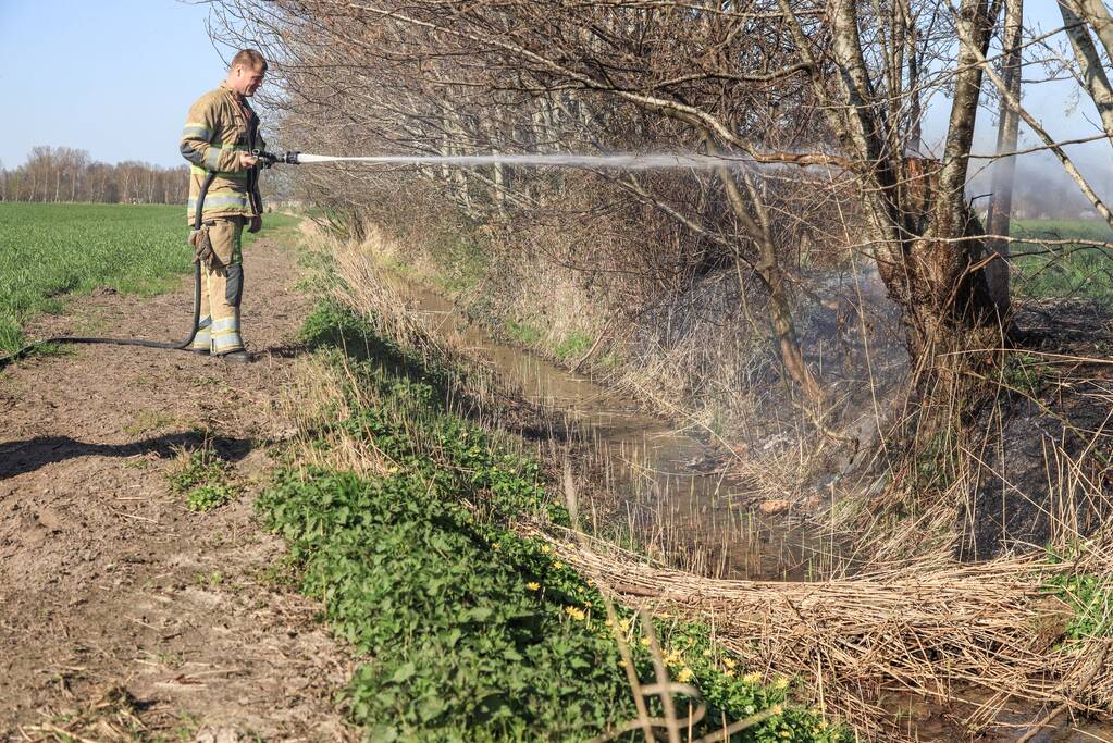 Jongeman gewond bij bermbrand