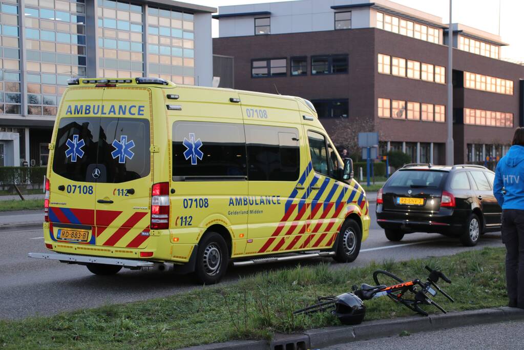 Wielrenner gewond bij botsing met bromscooter