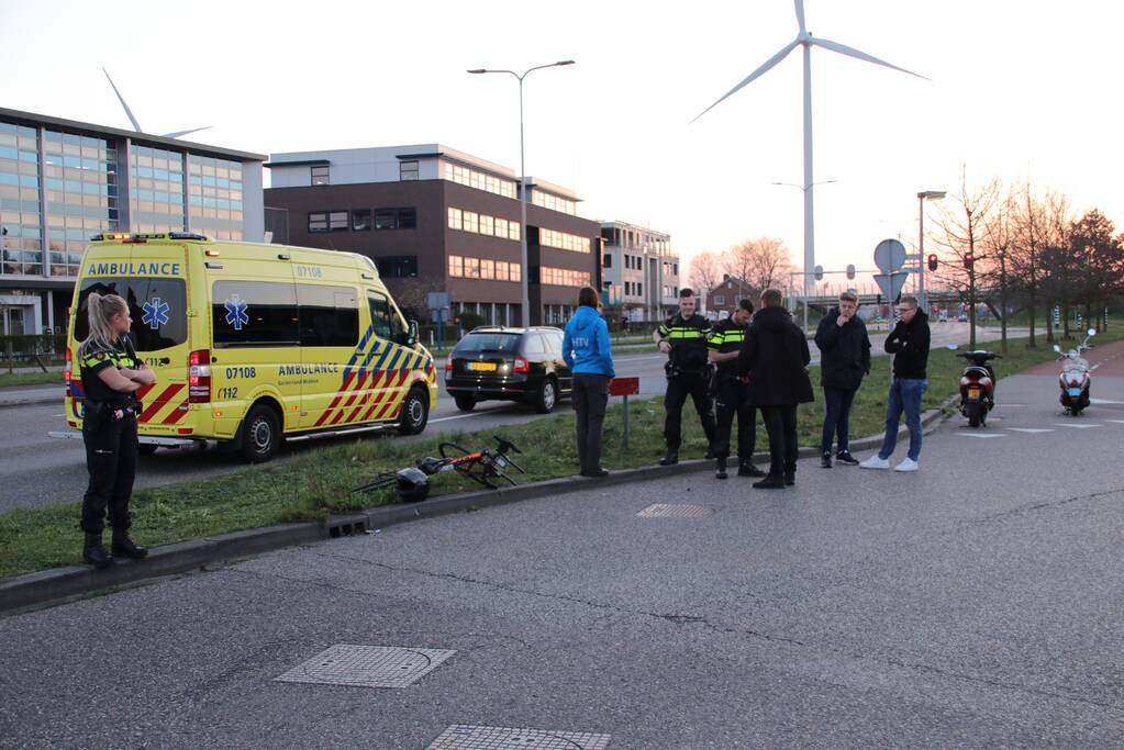 Wielrenner gewond bij botsing met bromscooter
