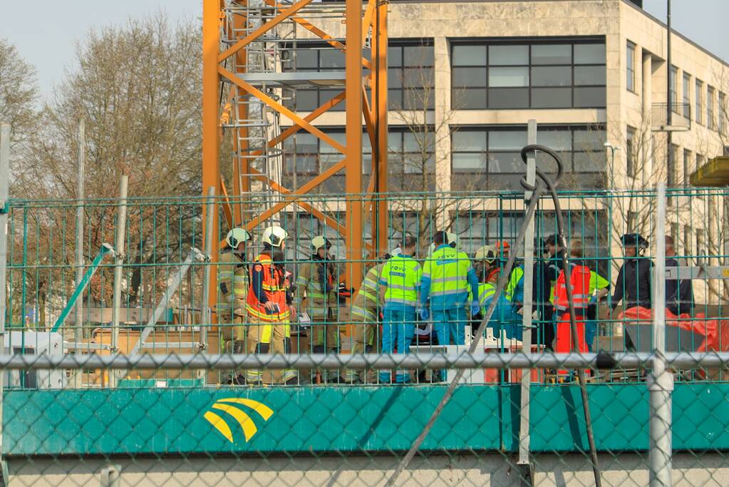 Persoon ernstig gewond op bouwplaats