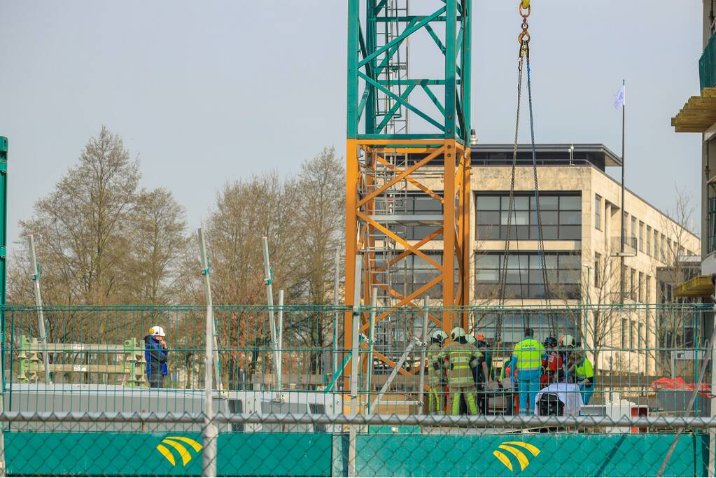 Persoon ernstig gewond op bouwplaats