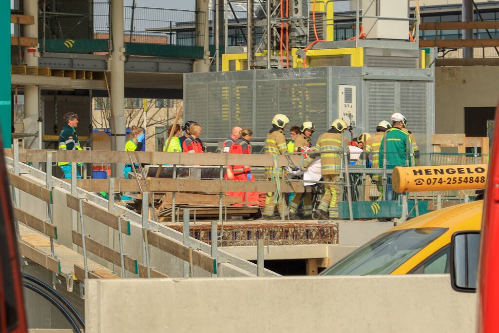 Persoon ernstig gewond op bouwplaats