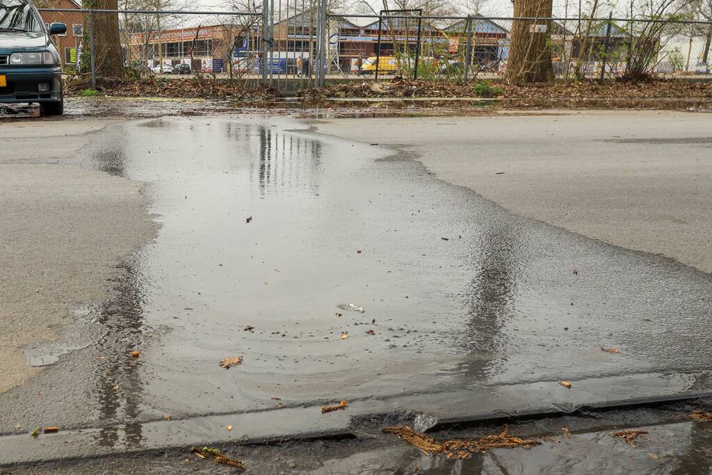 Parkeerplaatsen blank door waterlekkage