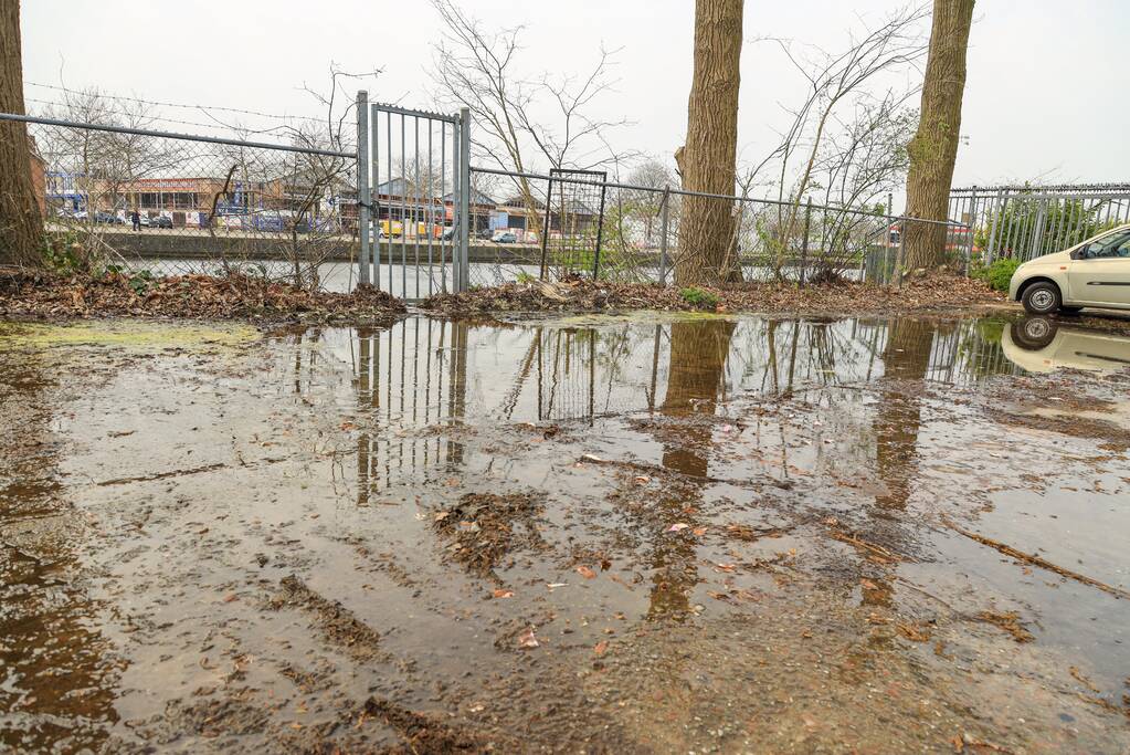 Parkeerplaatsen blank door waterlekkage