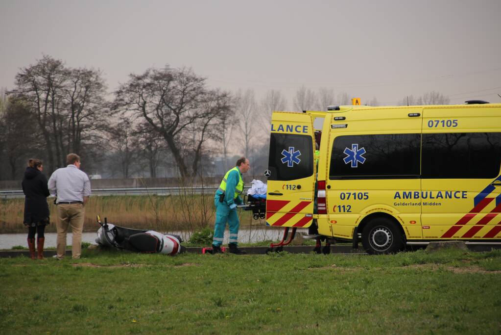 Scooterrijdster gelanceerd bij ongeval