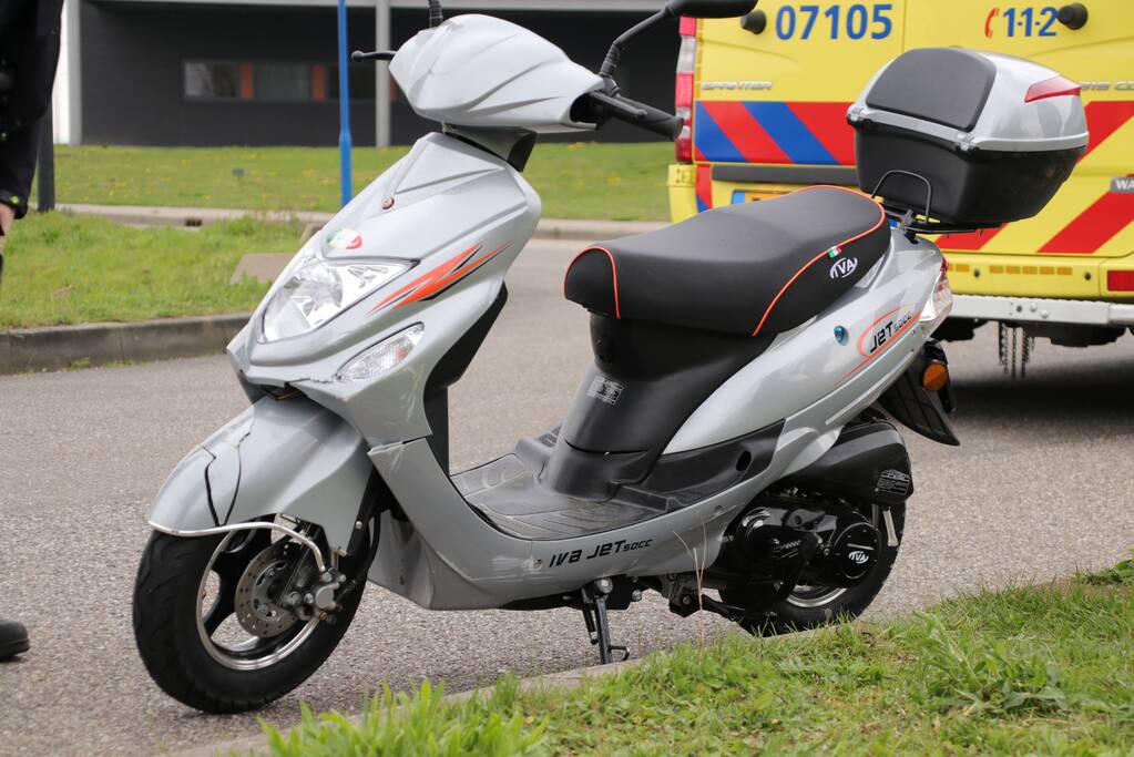 Scooterrijdster gelanceerd bij ongeval