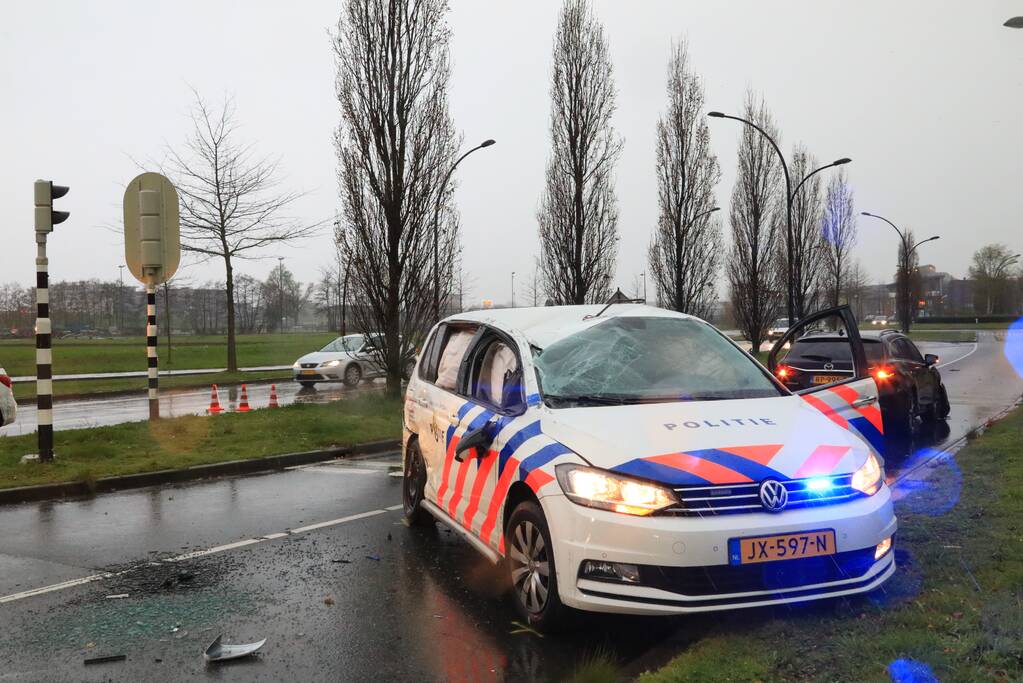 Twee agenten gewond na crash