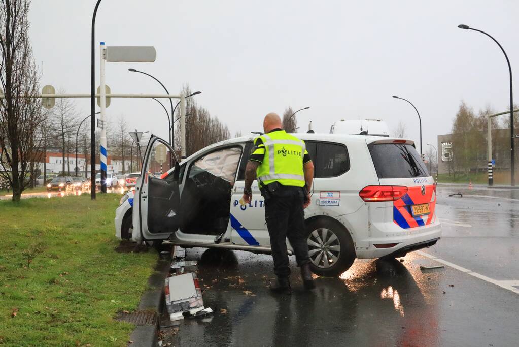 Twee agenten gewond na crash