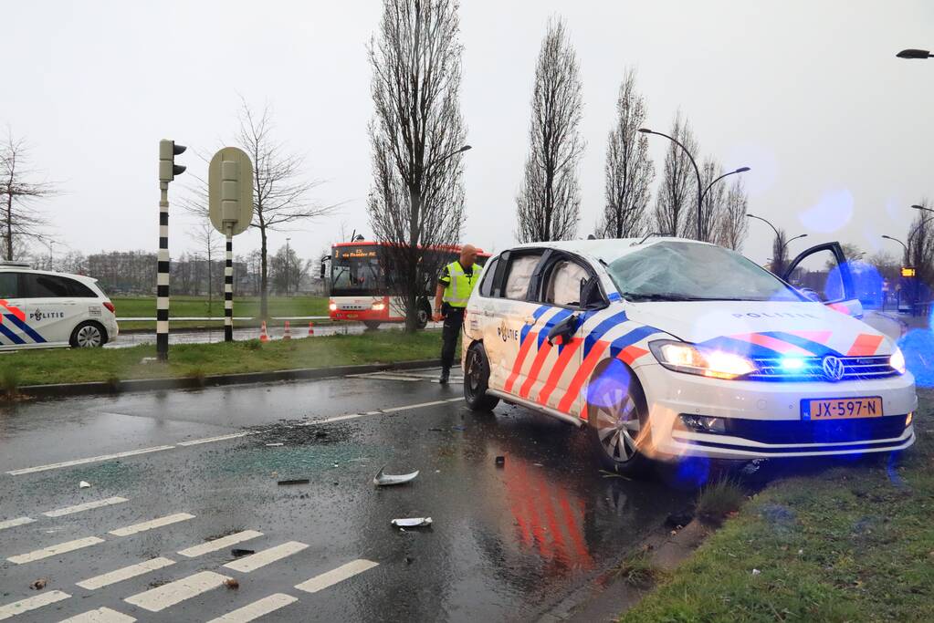Twee agenten gewond na crash