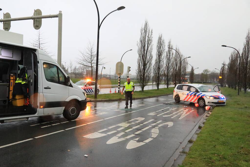 Twee agenten gewond na crash