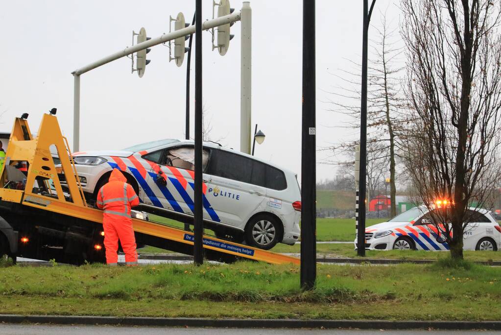 Twee agenten gewond na crash