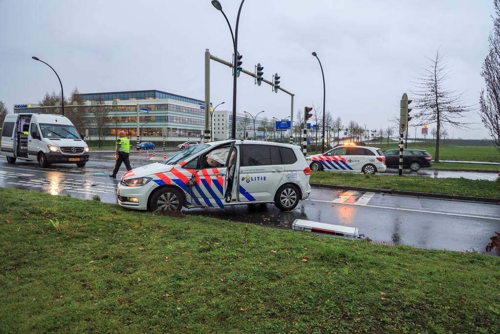 Twee agenten gewond na crash