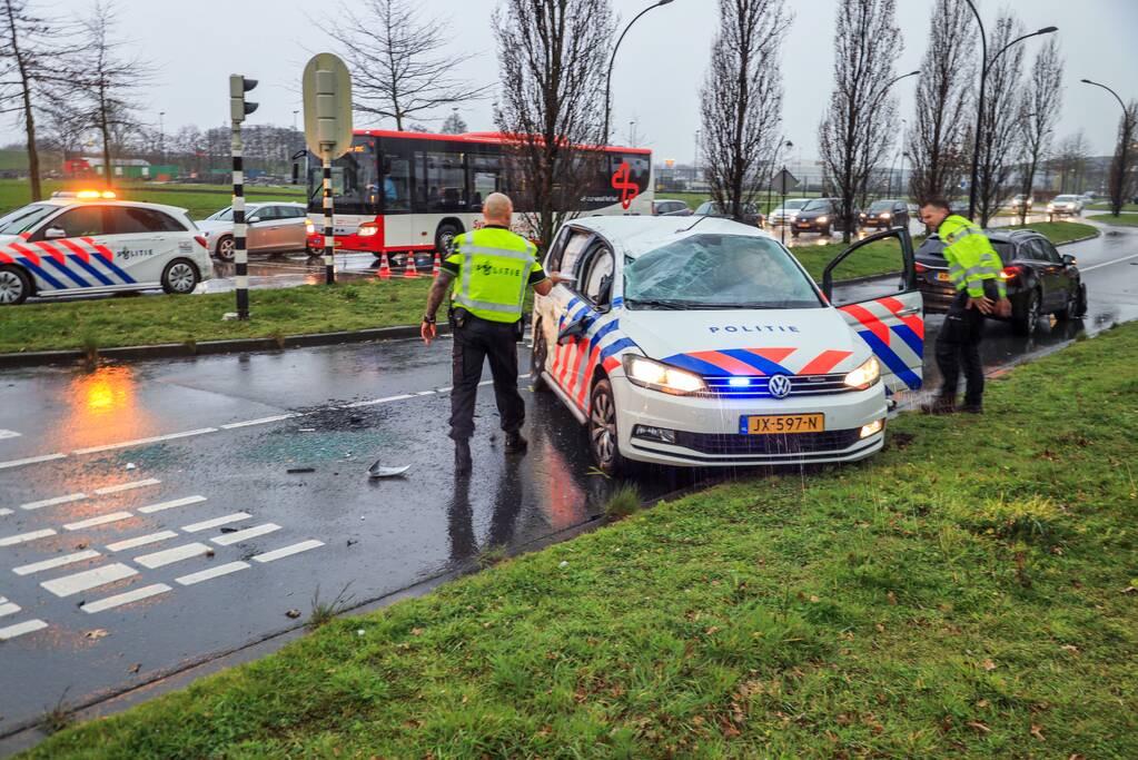 Twee agenten gewond na crash