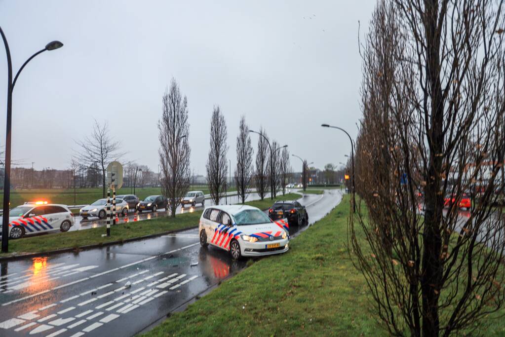 Twee agenten gewond na crash