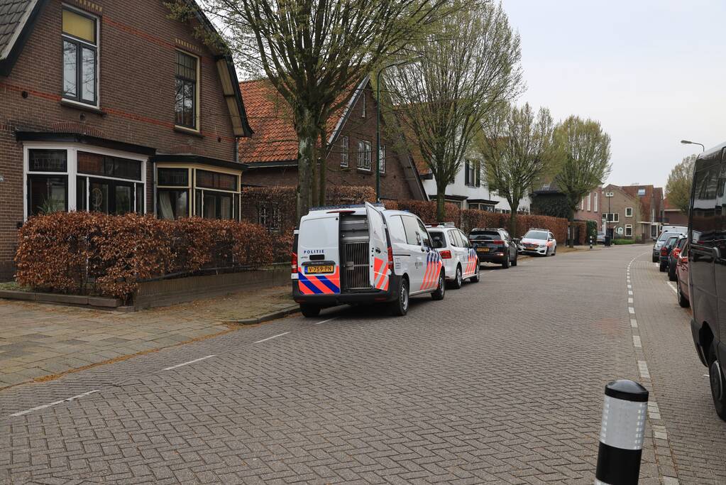 Arrestatie bij inval in woning; meerdere voertuigen in beslag genomen