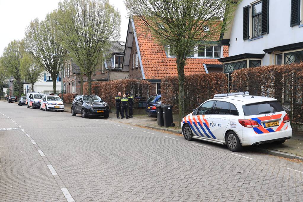 Arrestatie bij inval in woning; meerdere voertuigen in beslag genomen