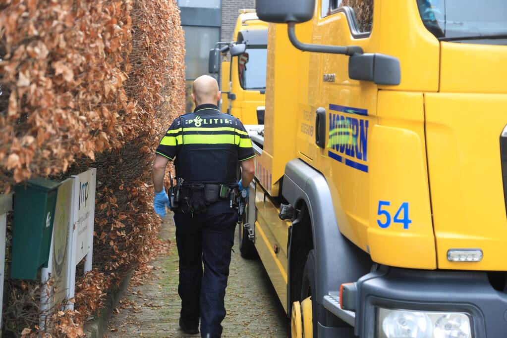 Arrestatie bij inval in woning; meerdere voertuigen in beslag genomen