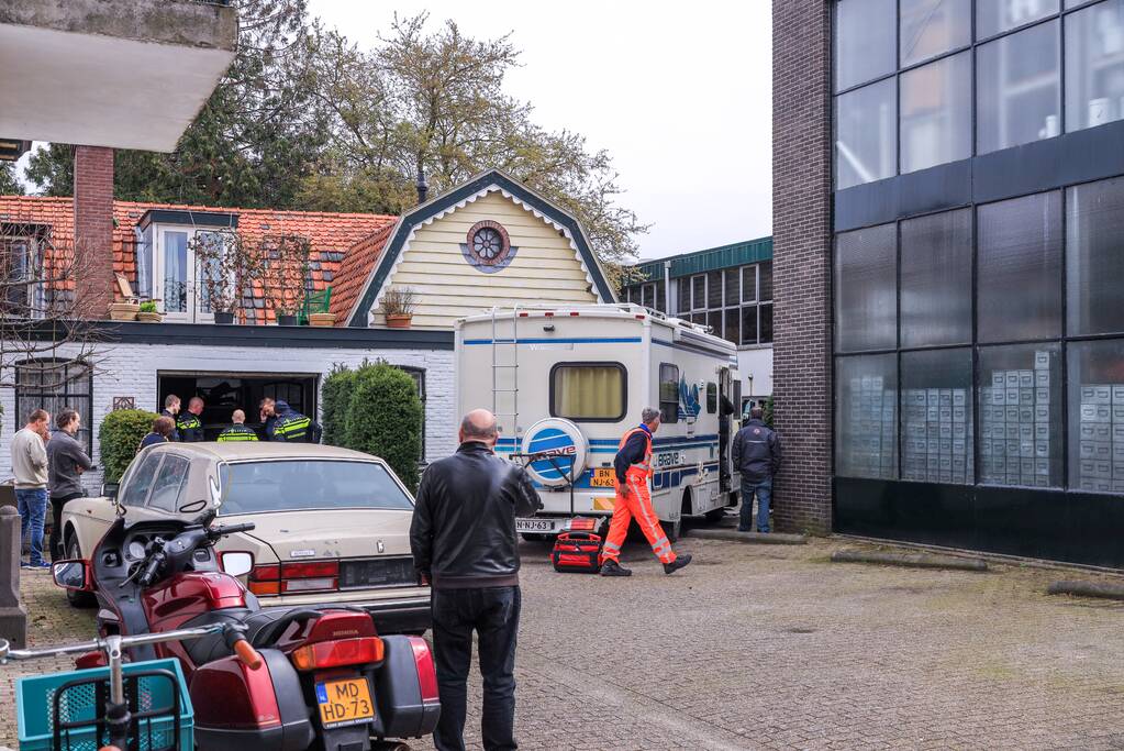 Arrestatie bij inval in woning; meerdere voertuigen in beslag genomen