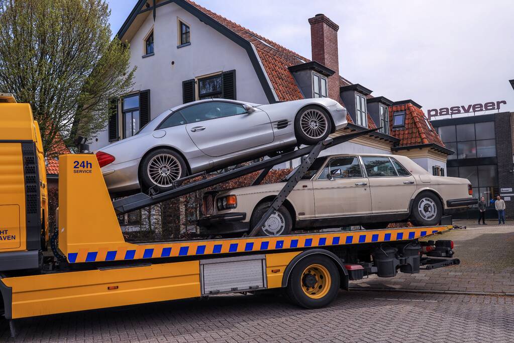 Arrestatie bij inval in woning; meerdere voertuigen in beslag genomen