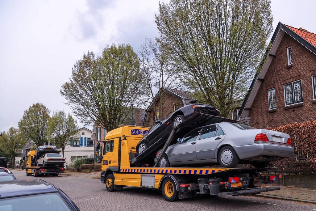 Arrestatie bij inval in woning; meerdere voertuigen in beslag genomen