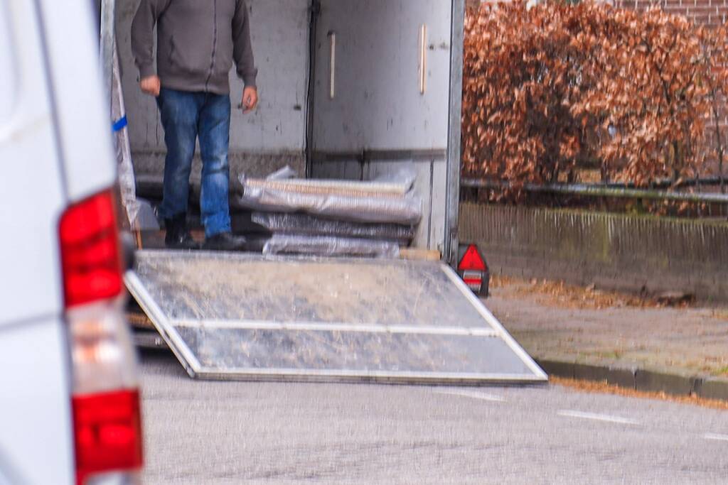 Arrestatie bij inval in woning; meerdere voertuigen in beslag genomen