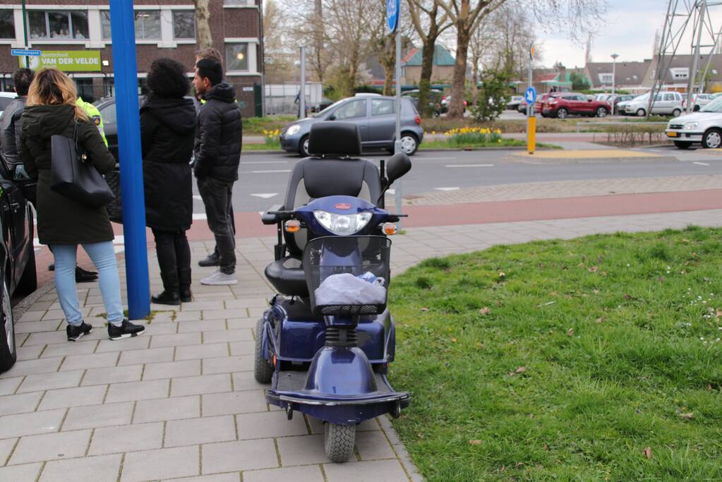 Automobilist ziet scootmobiel over het hoofd
