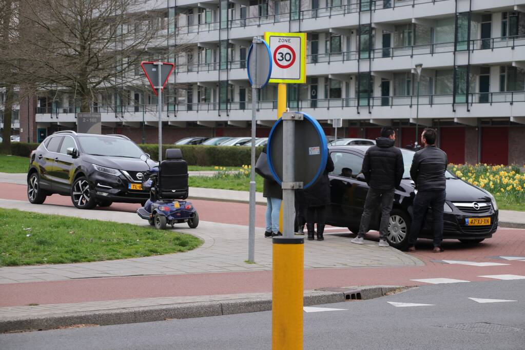 Automobilist ziet scootmobiel over het hoofd