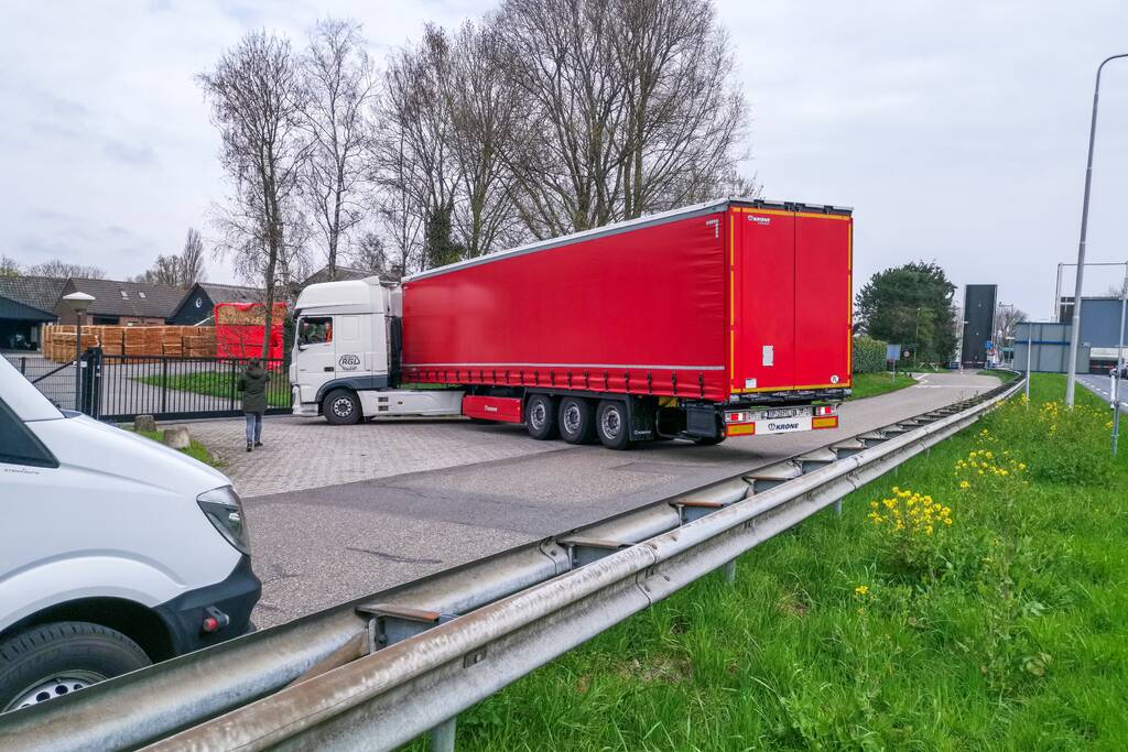 Vrachtwagen vast voor gesloten hek