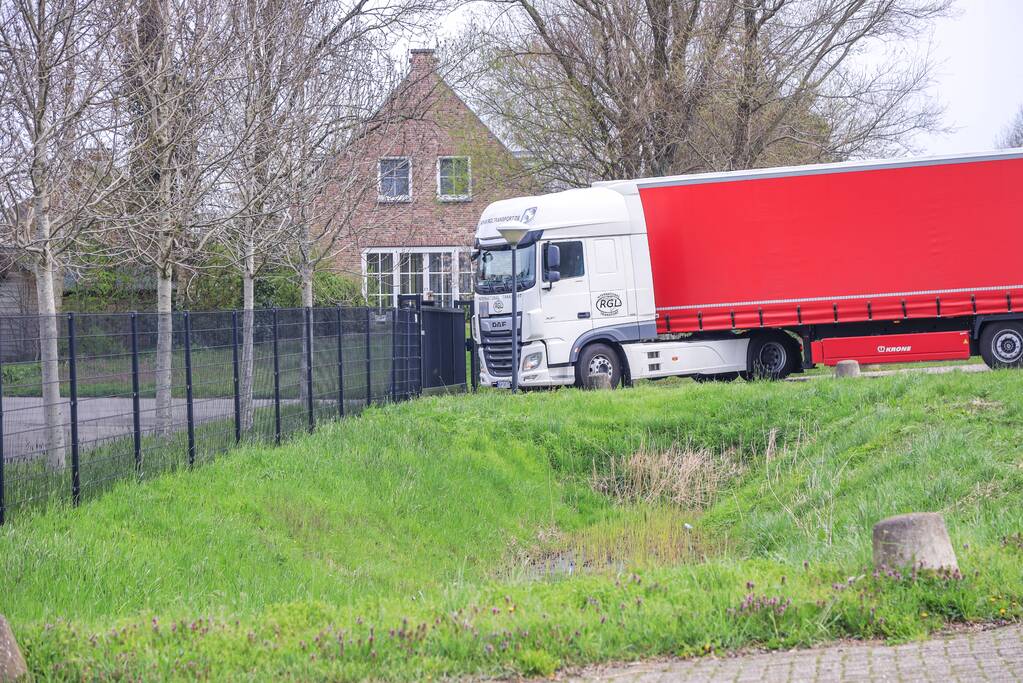Vrachtwagen vast voor gesloten hek