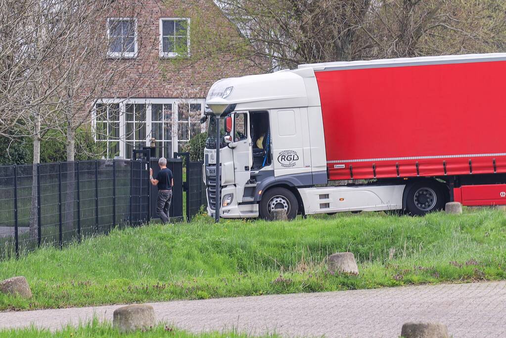 Vrachtwagen vast voor gesloten hek