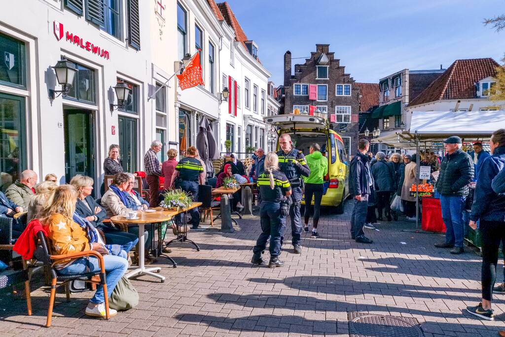 Politie toeterend naar spoedmelding