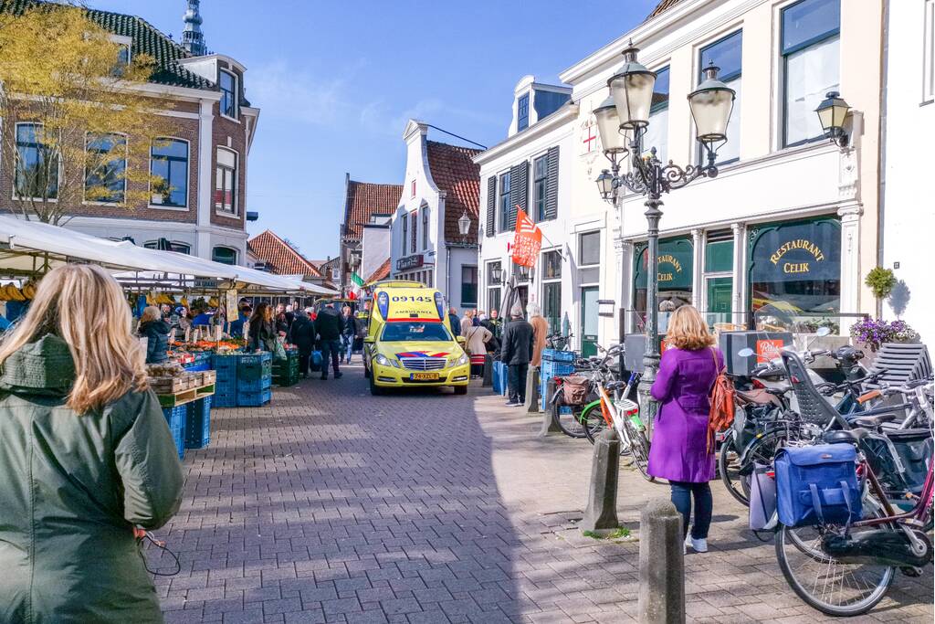 Politie toeterend naar spoedmelding