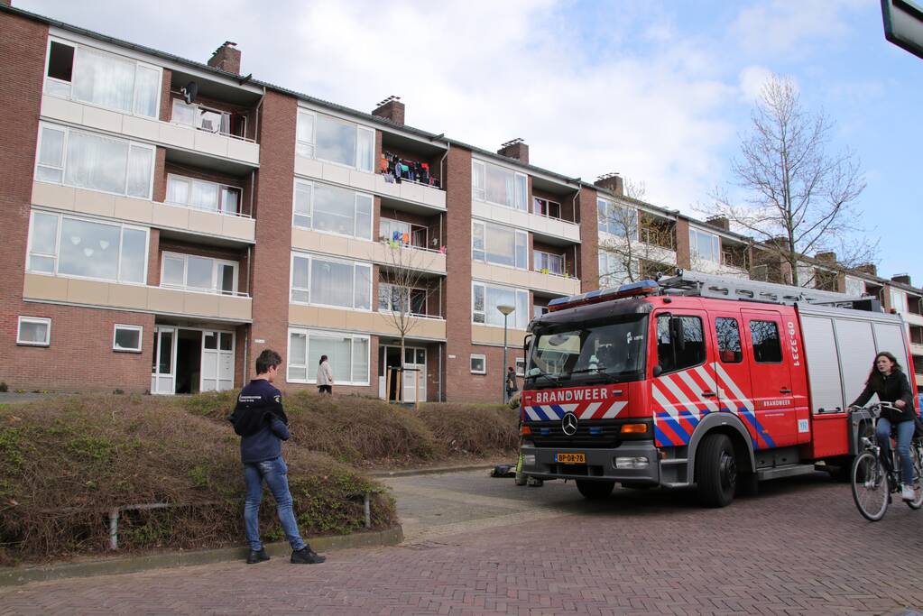 Tien flatwoningen kort ontruimd na brand in keuken