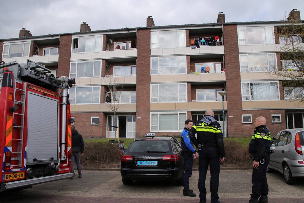 Tien flatwoningen kort ontruimd na brand in keuken