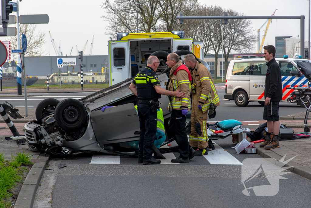 Automobilist over de kop na rammen stoplicht