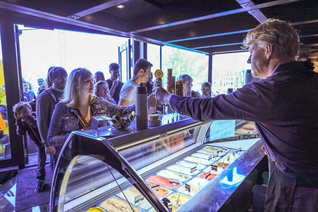 Lange rij voor gratis ijs