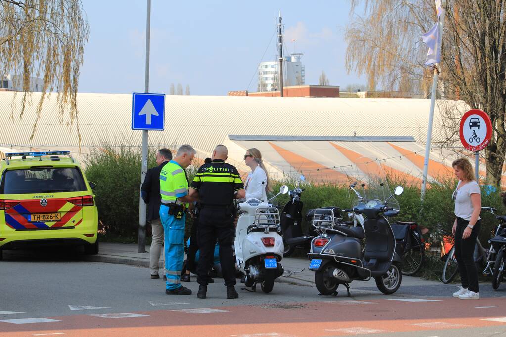 Overstekende scooterrijdster aangereden
