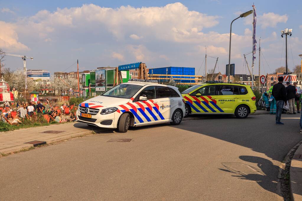 Overstekende scooterrijdster aangereden