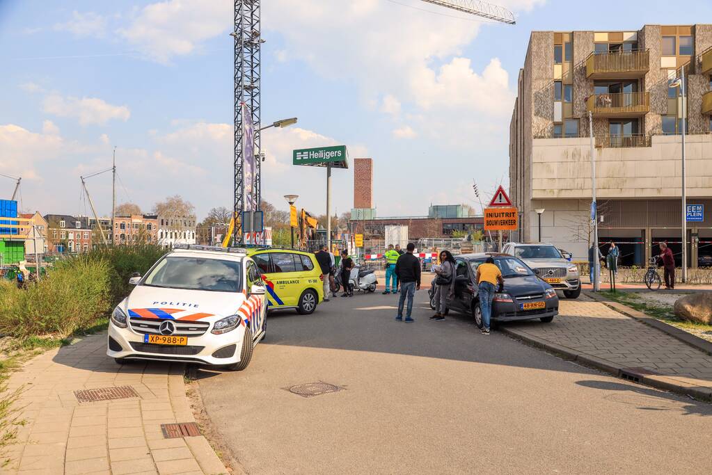 Overstekende scooterrijdster aangereden