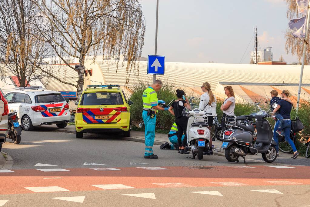 Overstekende scooterrijdster aangereden