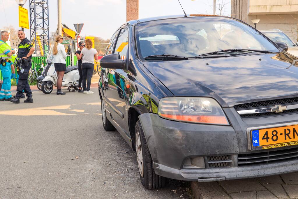 Overstekende scooterrijdster aangereden