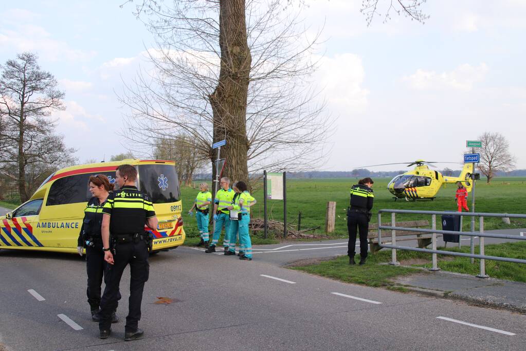 Fietsster zwaargewond bij aanrijding met auto